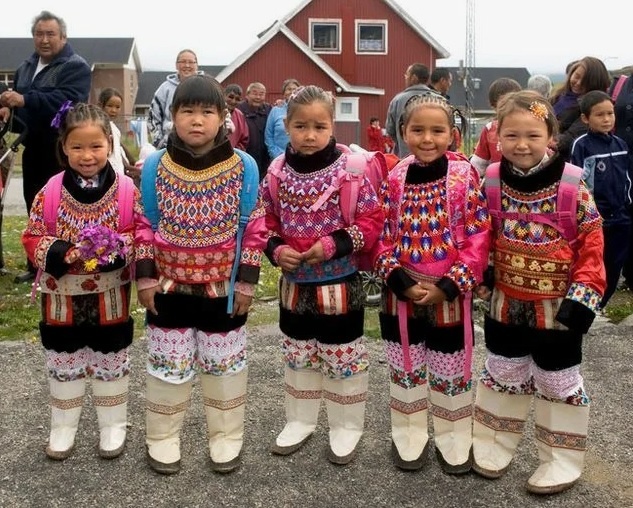 Гренландские девочки в современных нарядных национальных костюмах /из доступного фонда Яндекс.Картинки/