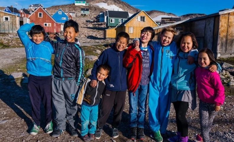  У коренного гренландского населения высокая рождаемость и всегда много детей /из доступного фонда Яндекс.Картинки/