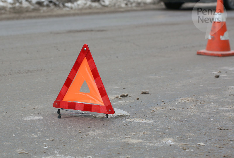 В Каменском районе при столкновении легковушки и грузовика погиб мужчина