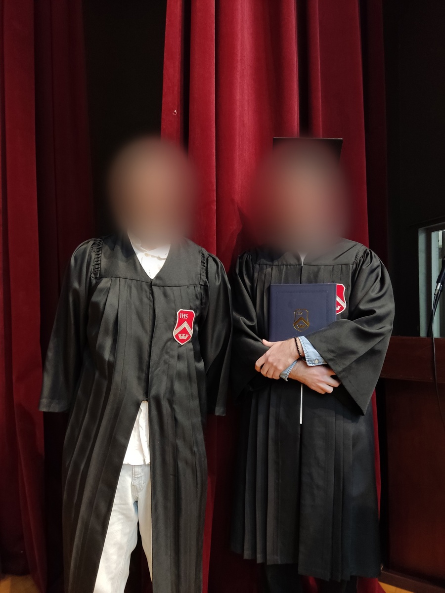 Выпускной на курсах корейского. Мейсон — слева, я — справа