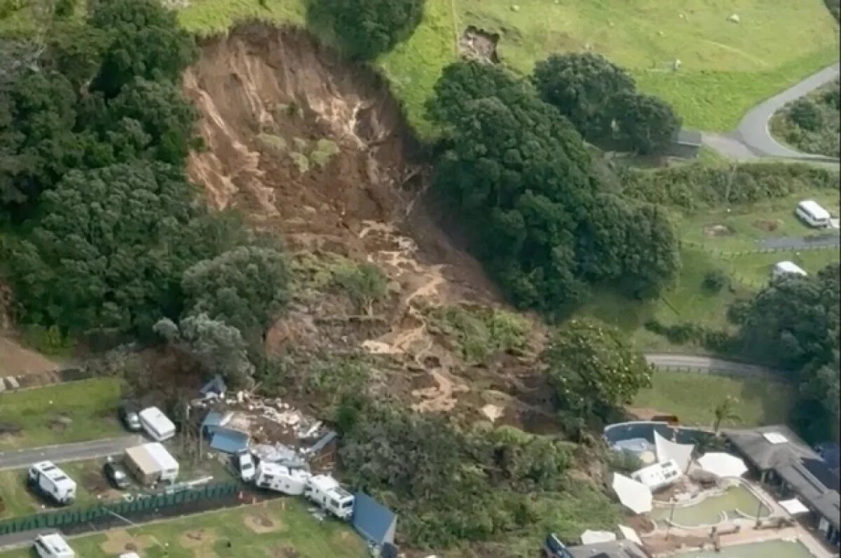    В Новой Зеландии оползень сошёл на лагерь отдыхающих туристов