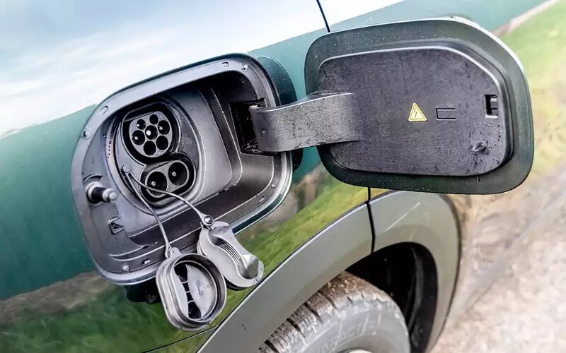 Зарядка – через широко распространенный в России европейский разъем CCS Combo 2/ Type 2.Geely EX5 EM-i тест За рулем
📷
