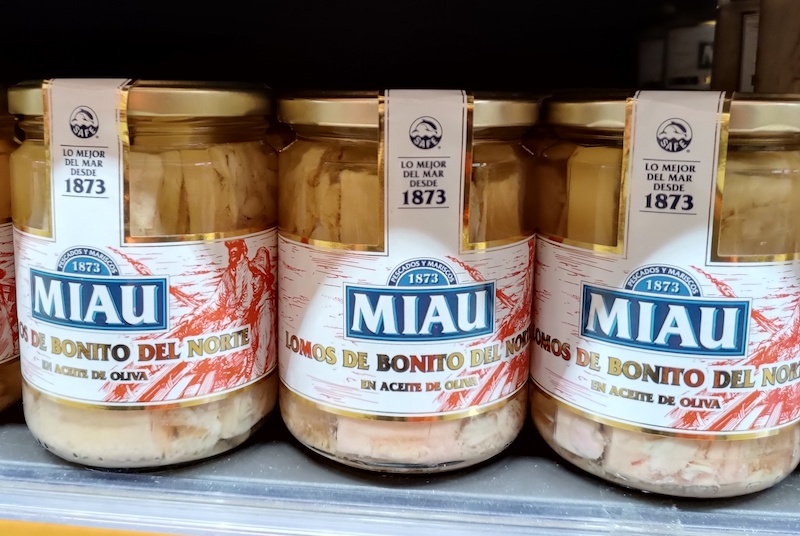 Это не кошачий корм😺, а просто рыбные консервы. Косяк маркетологов, конечно. Но они, наверное, решили: если что-то существует с 1873 года, то пусть будет