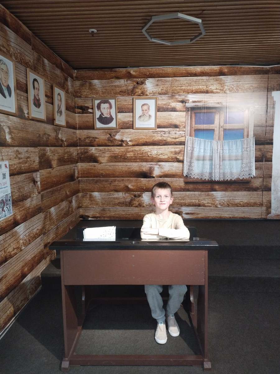 За "древней" партой сидит, как сам выразился 