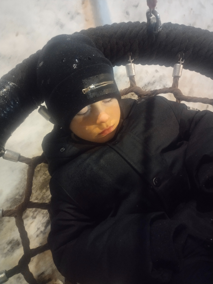 Пошла за Мирой в сад, а сын остался на площадке. Прихожу и вижу картину. Я думала, он притворяется. А он реально спал! 