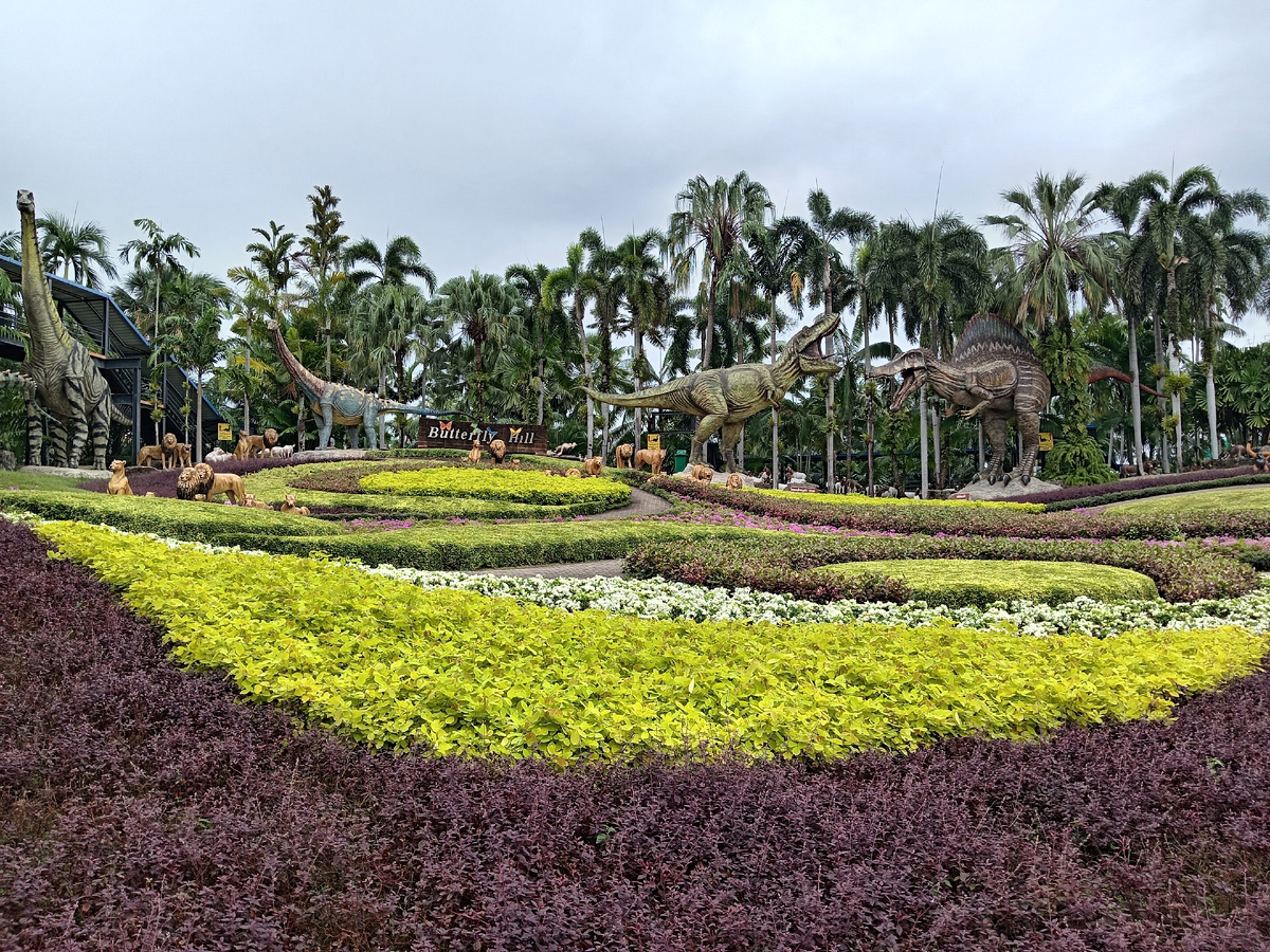 Вместо бабочек пархают тиранозавры, диплодоки и прочие пахицелозавры.