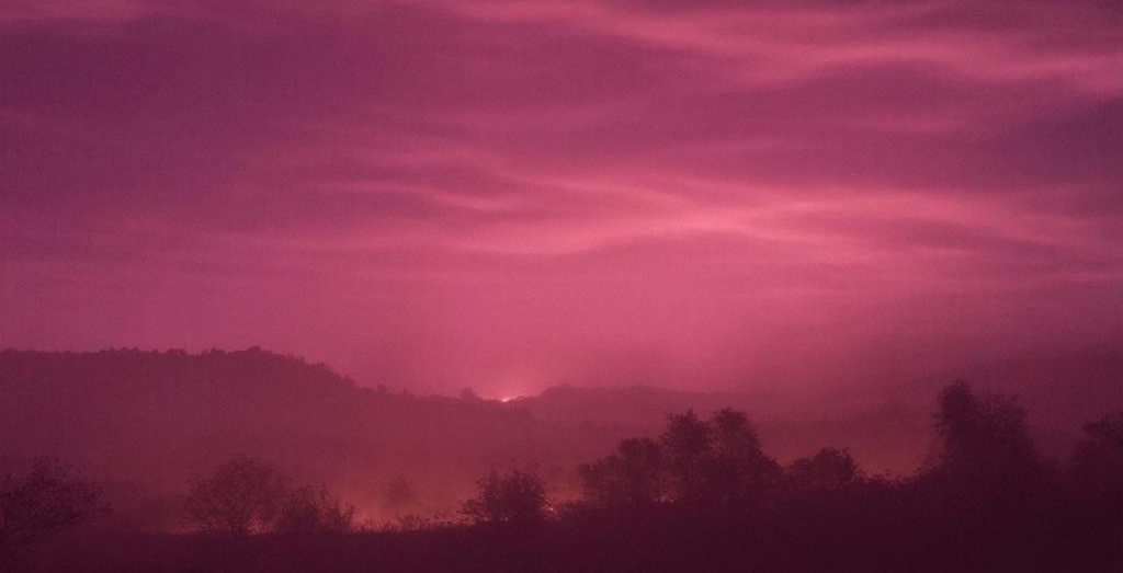 Явления, называемые багровым туманом или стеной огня, являются достаточно редкими и труднообъяснимыми феноменами, которые периодически наблюдаются в северных широтах нашей планеты.
