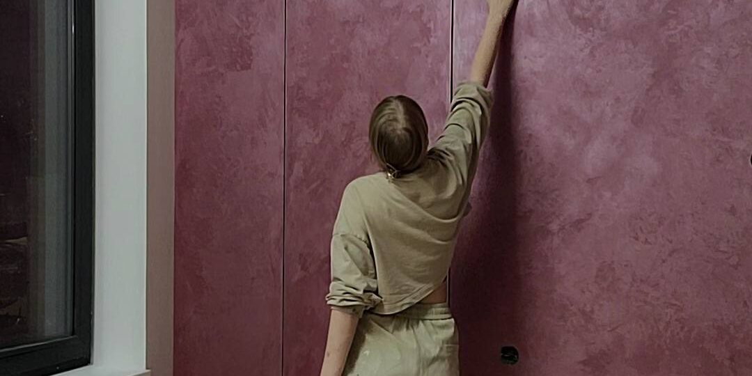 Локальный ремонт шелка на стенах.