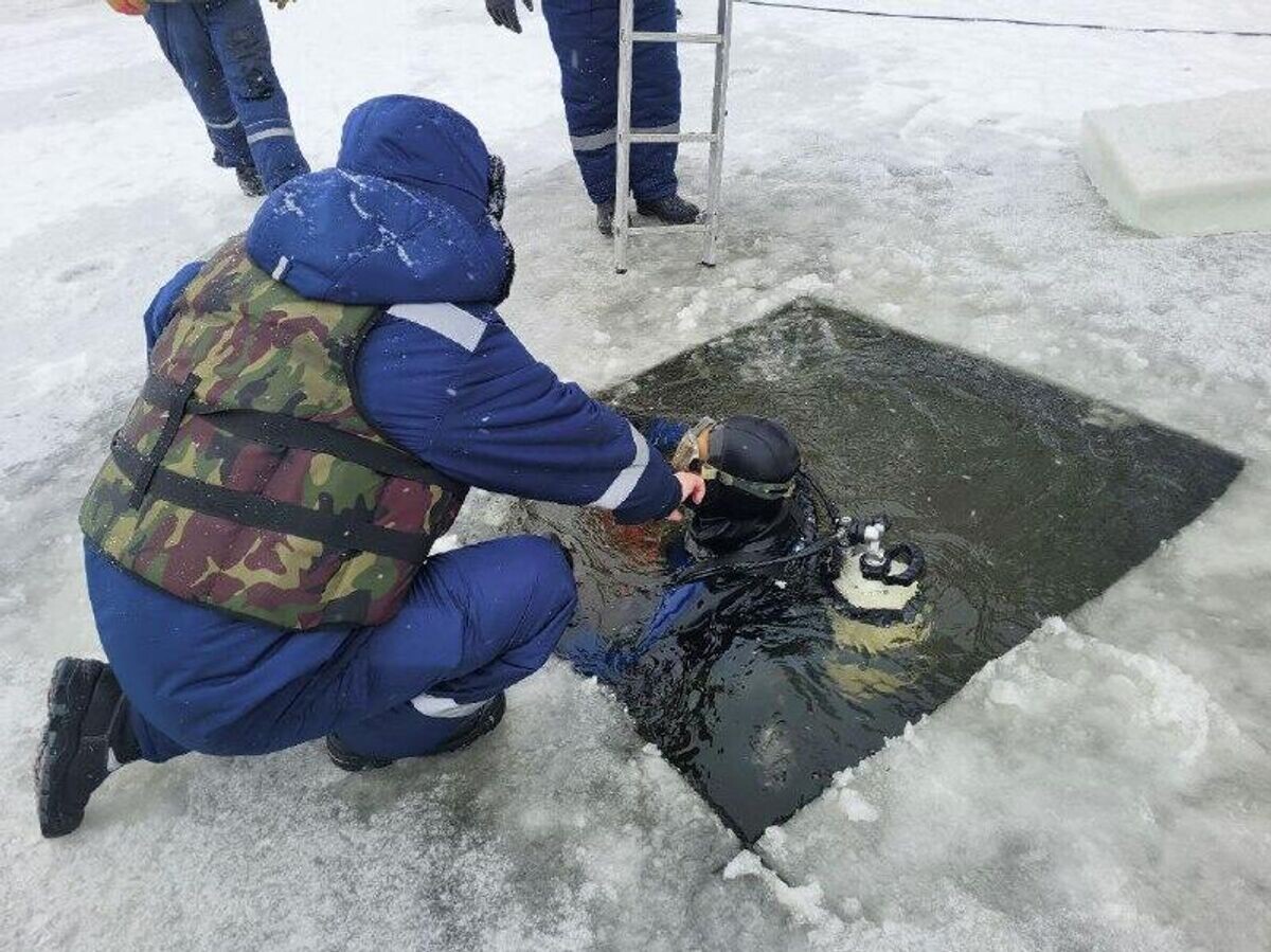    Поиск провалившихся под лед детей на реке Десна в Брянске | © Фото : Брянская городская администрация/Telegram