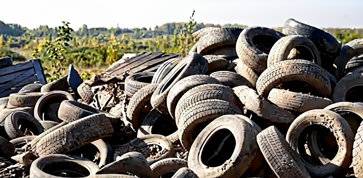 Свалка старых шин у ТЭЦ-5 уже ликвидирована. Кадр теленовостей.