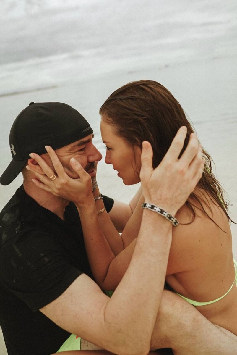    Полина Диброва отдыхает с Романом Товстиком на Мальдивах. Источник: t.me/dibrovapolina