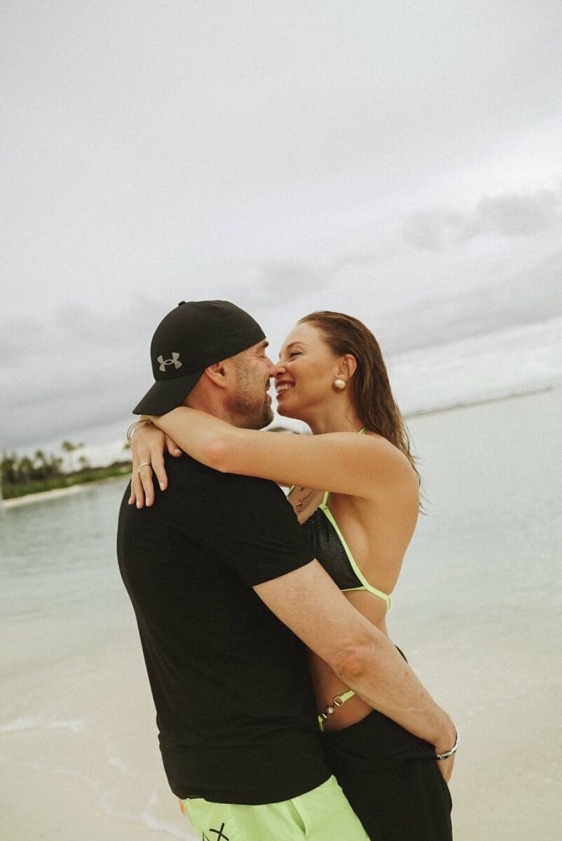    Полина Диброва отдыхает с Романом Товстиком на Мальдивах. Источник: t.me/dibrovapolina