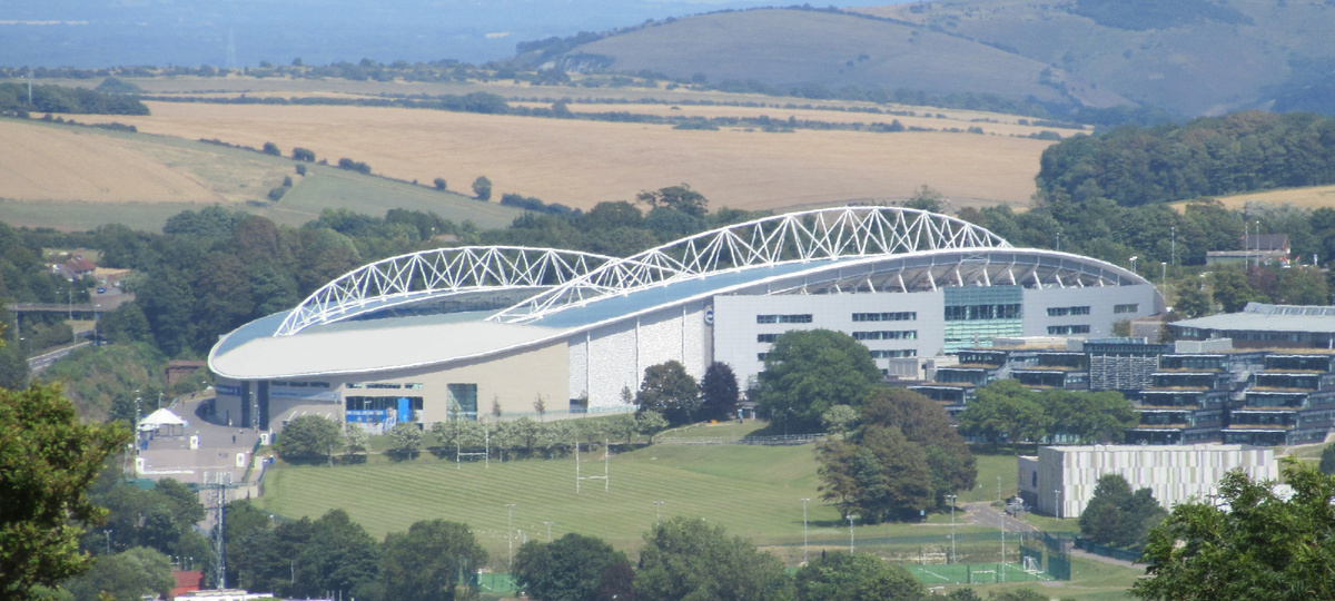 Стадион «Фалмер» (англ. Falmer Stadium), коммерческое название — American Express Stadium, или «Амэкс», вместимость 31 876 человек 