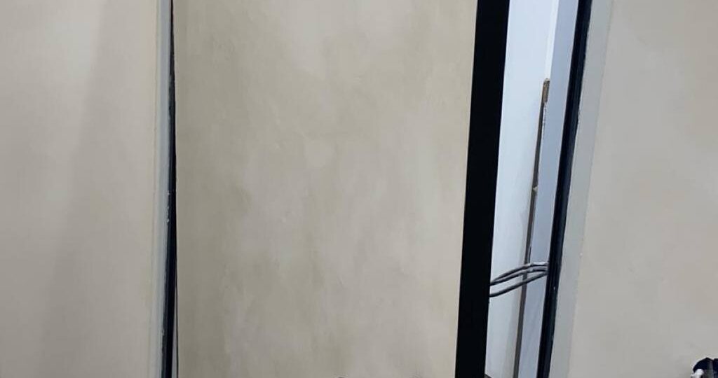 Удаление старой штукатурки без пыли.