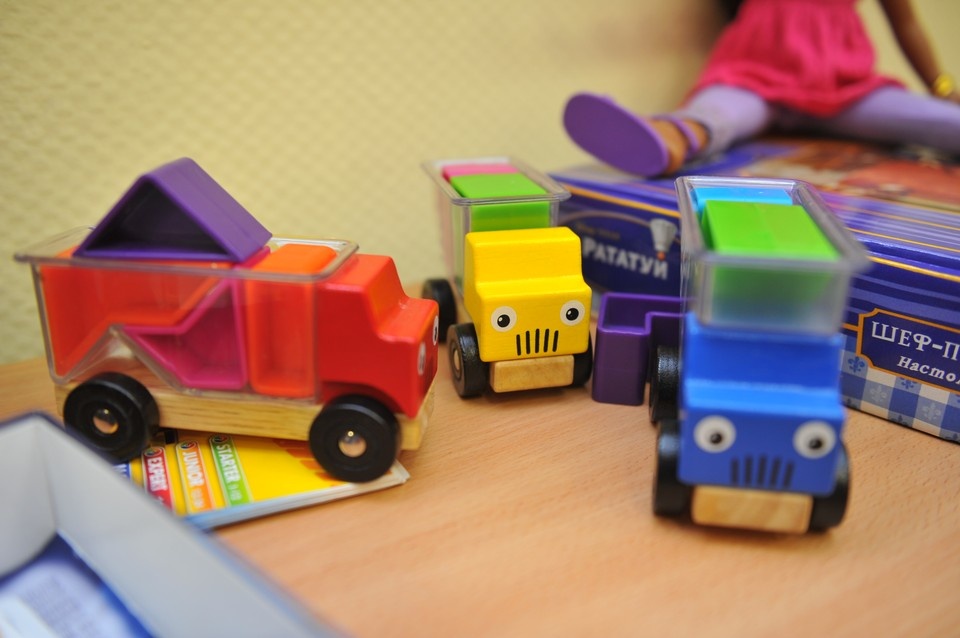    Женщина воспитывает двух сыновей и дочь. Иван ВИСЛОВ