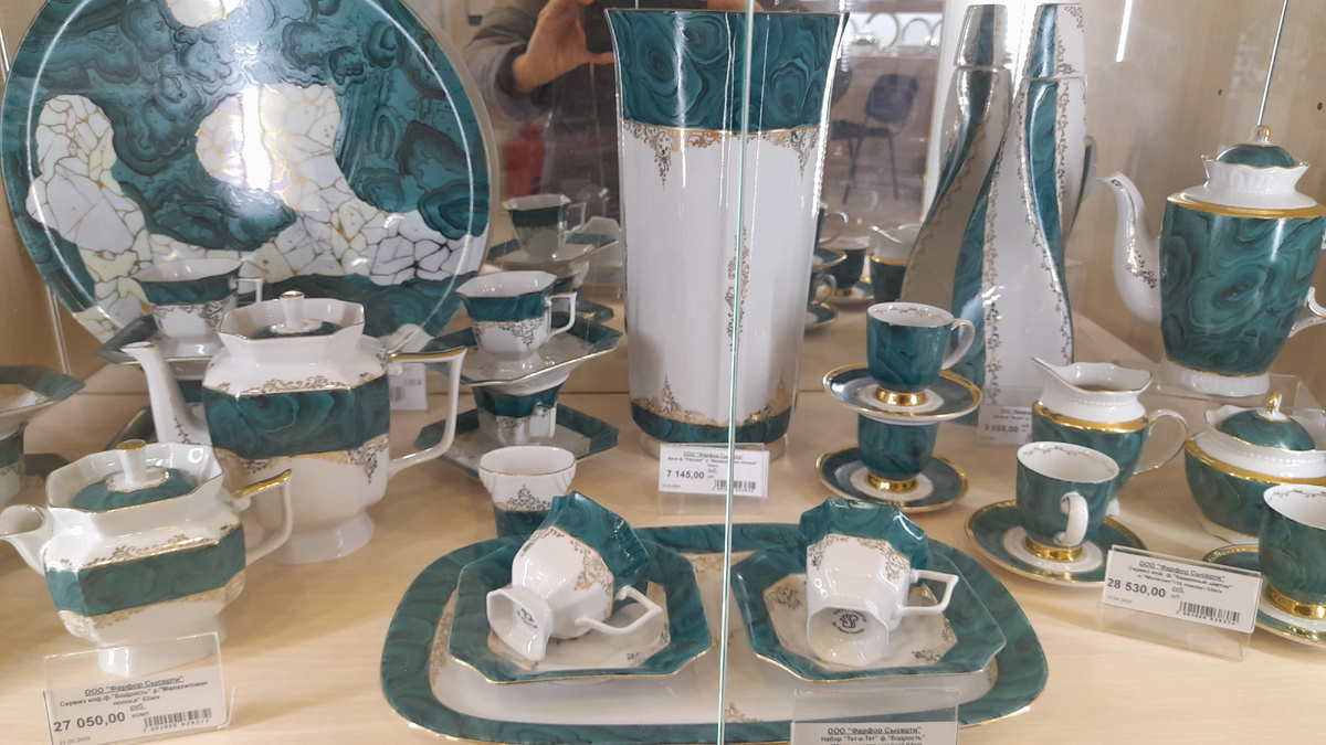 Справа - сервиз форма "Каменный цветок", роспись "Малахит", цена - 28 530 руб.