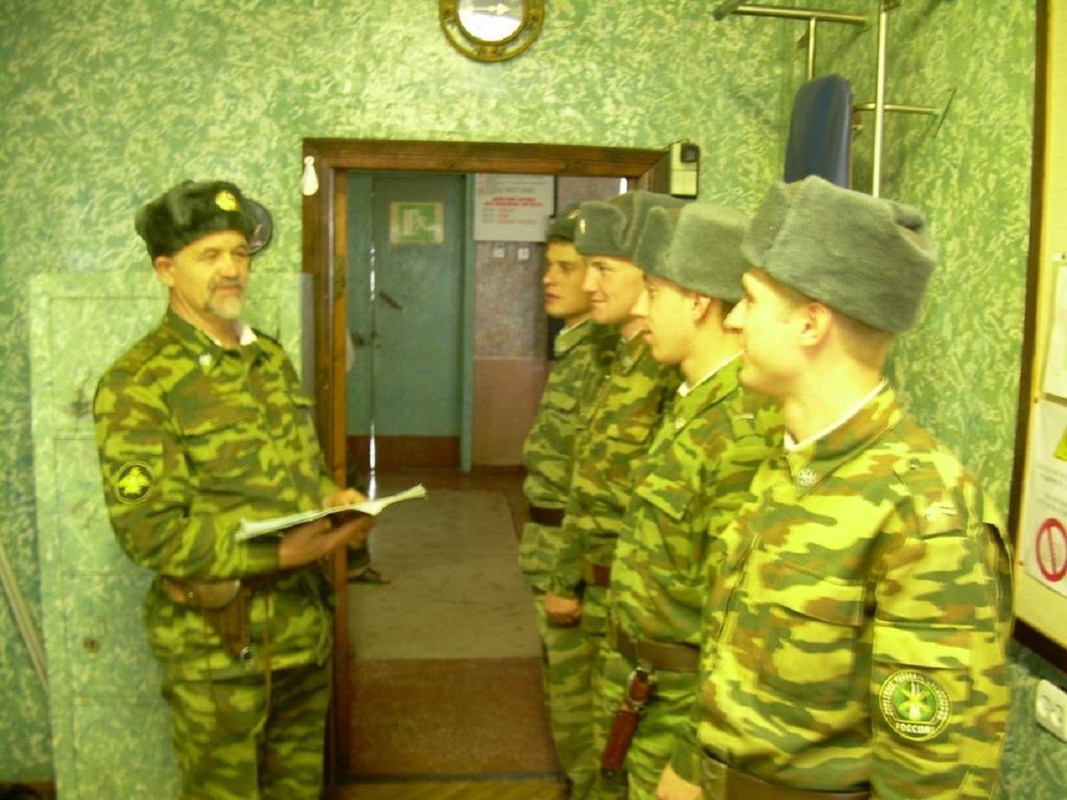 На фото: Михаил Николаевич в канцелярии ставит задачу замкомвзводам на проведение парко-хозяйственного дня. Он в субботу ответственный и заметьте, вооружен.