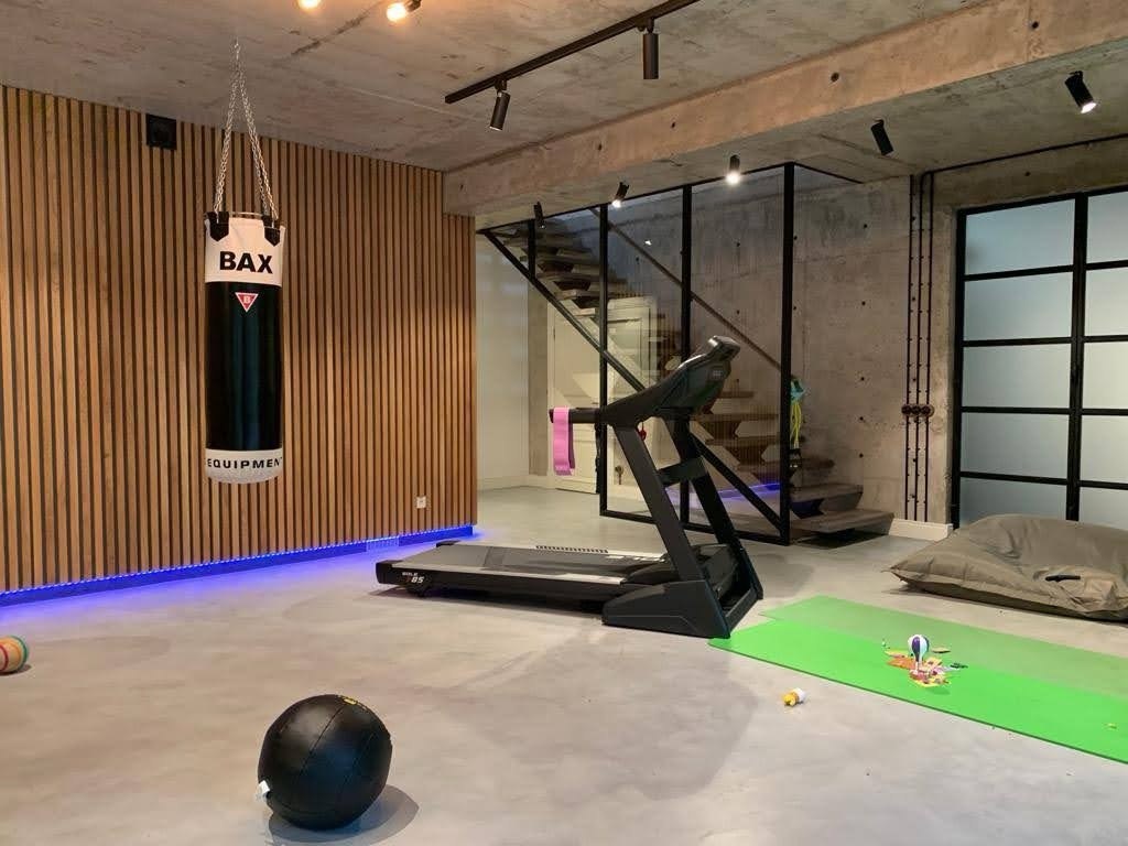 Микроцемент в спорт-зале на полу. Полет отличный спустя 7 лет. Живите с этим