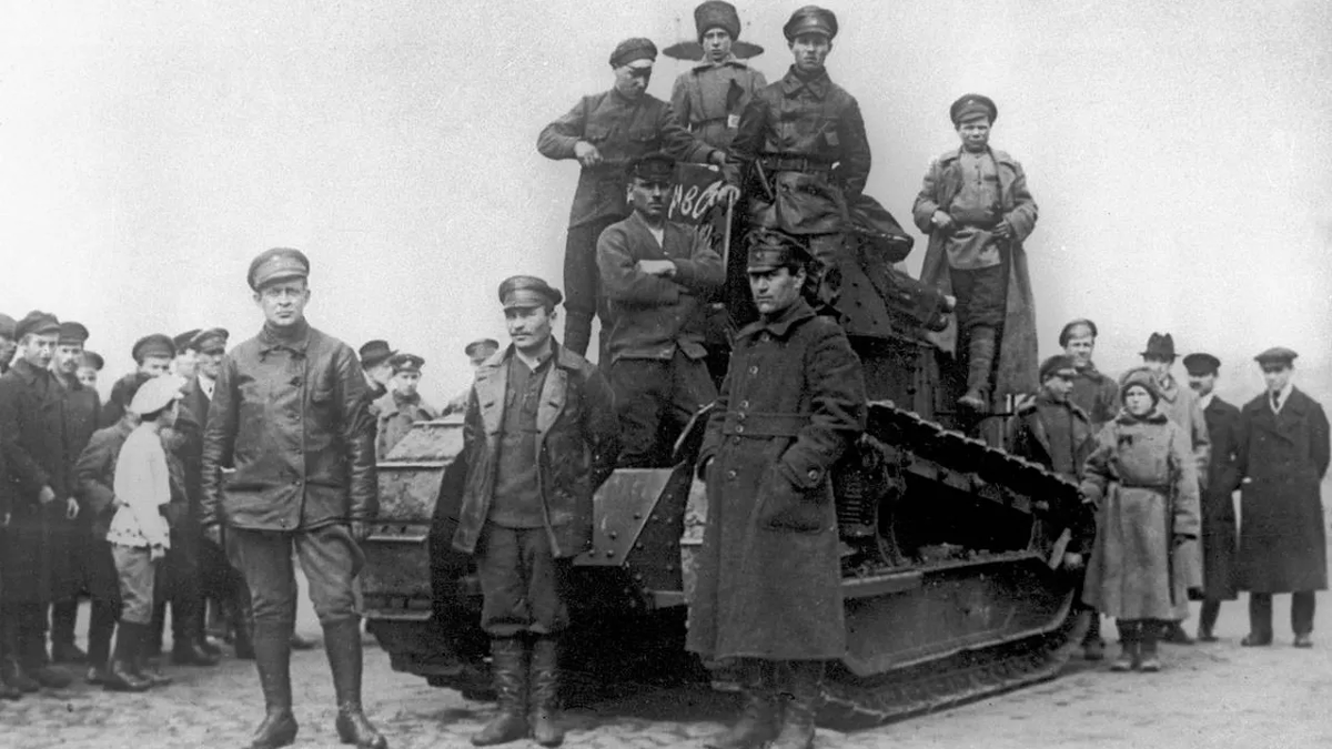 Красноармейцы и техника Гражданской войны