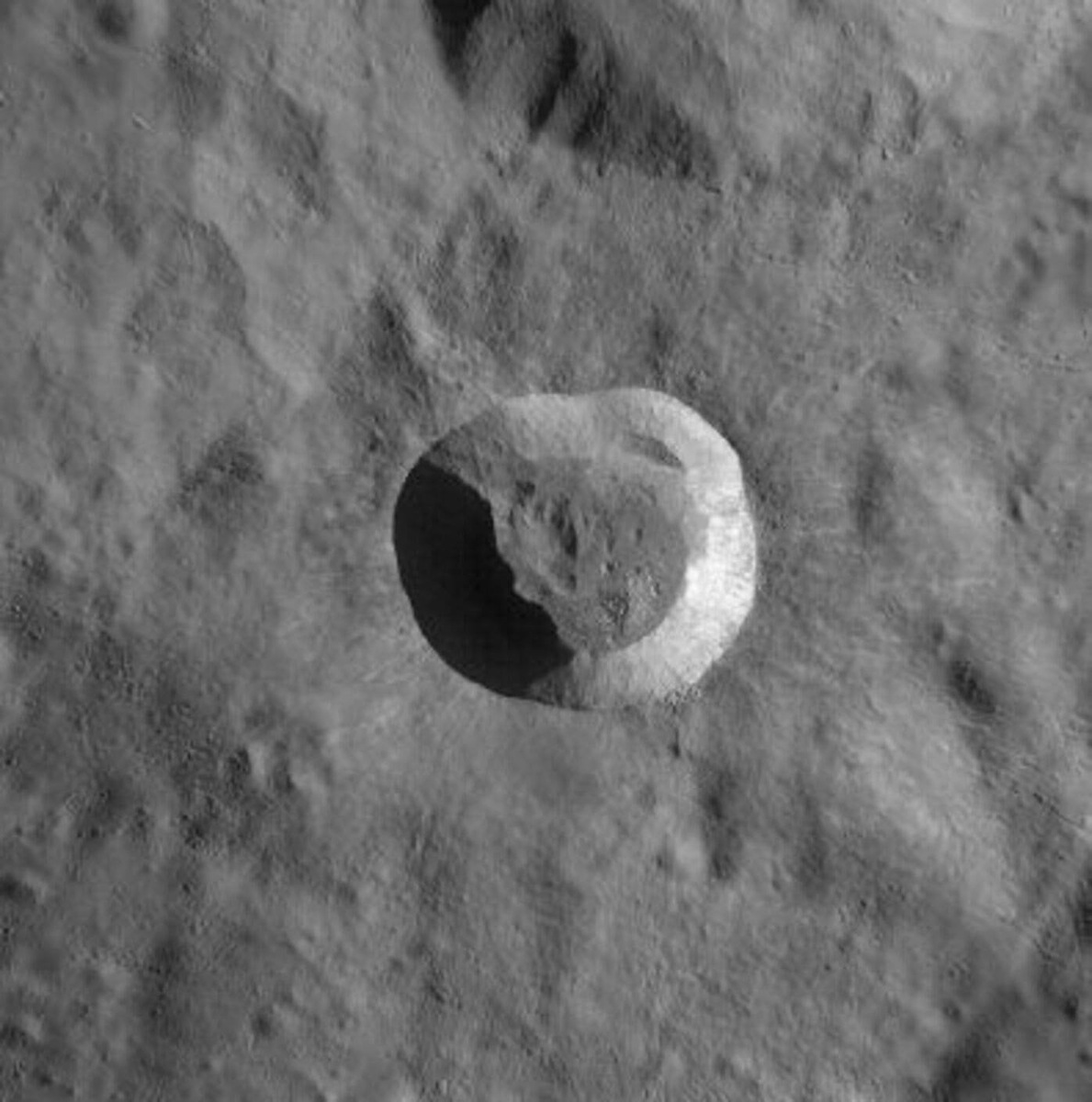    Лунный кратер Джордано Бруно