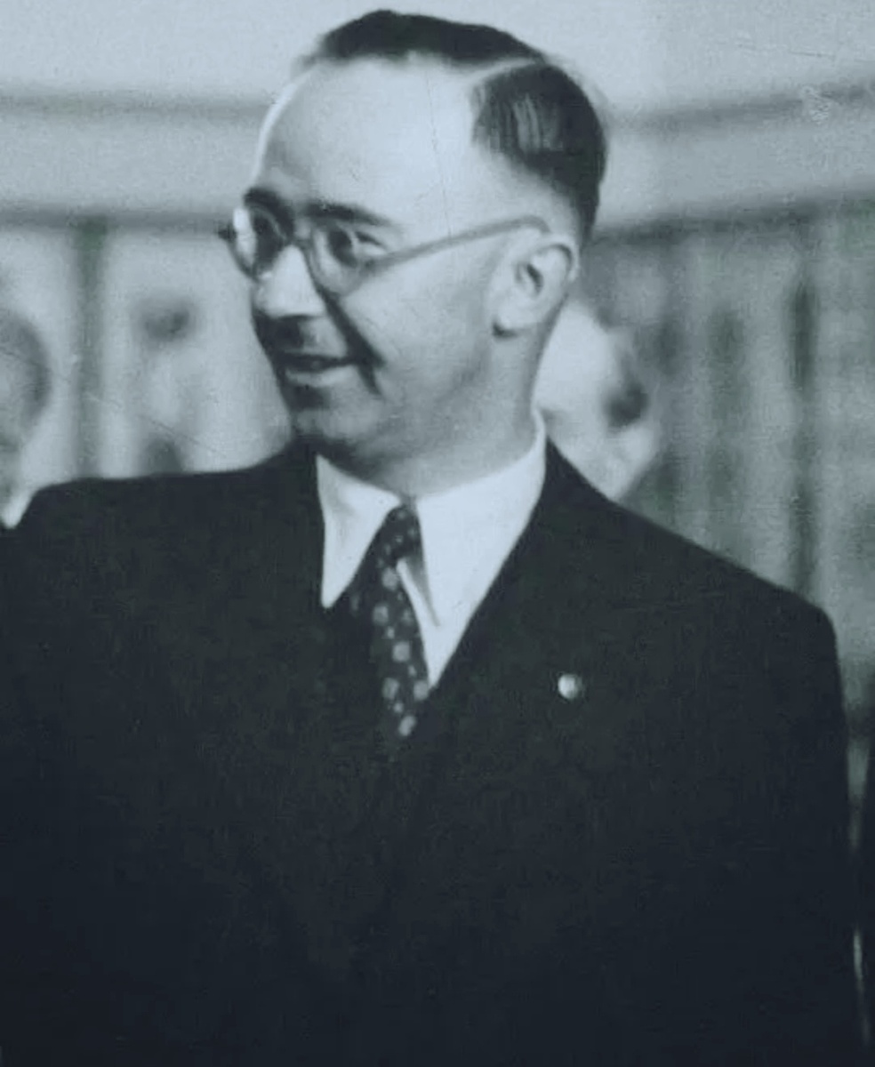 Генрих Гиммлер — немецкий политический и военный деятель, один из главных руководителей нацистской Германии, рейхсфюрер СС