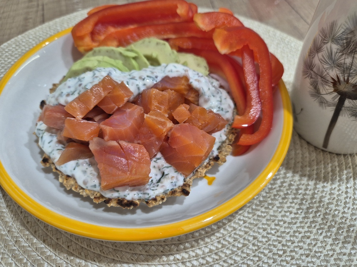 Овсяная лепешка с красной рыбой и овощами от Зинули. 
