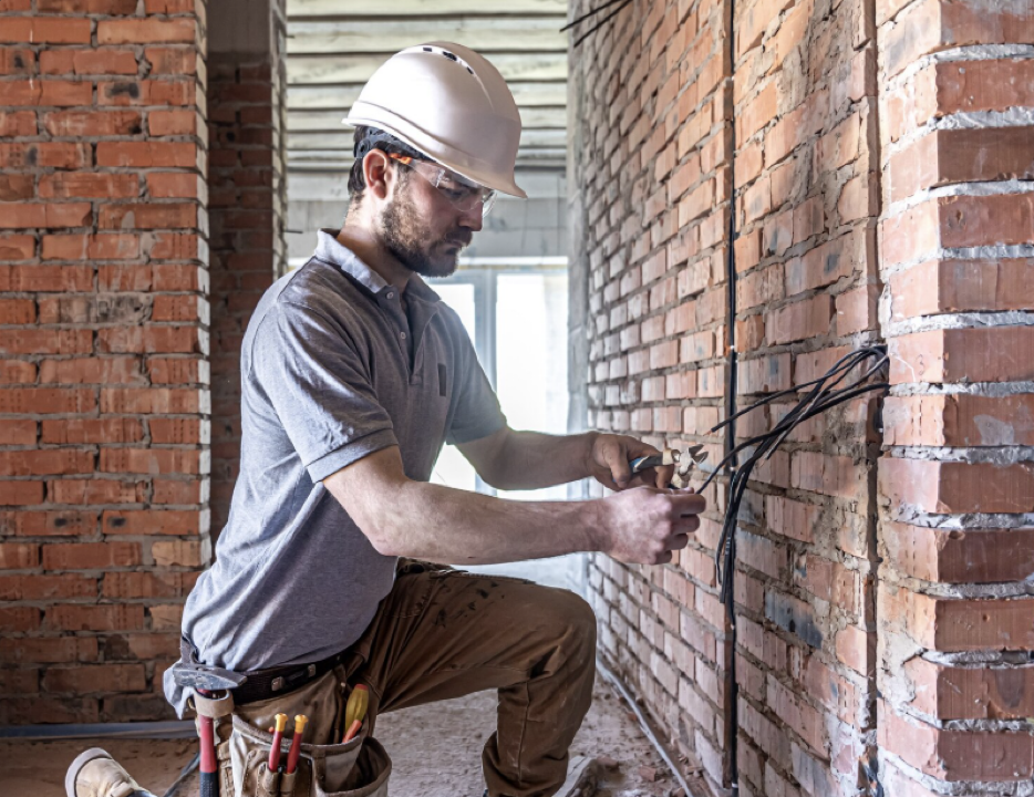 Монтаж скрытой проводки в стене
