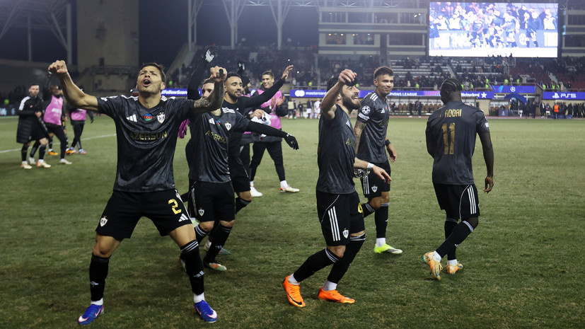     Футболисты «Карабаха» празднуют победу в матче с «Айнтрахтом».  Aziz Karimov/Getty Images