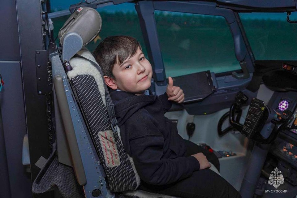    Роман побывал в роли настоящего командира пассажирского судна. Фото: МЧС России по Петербургу