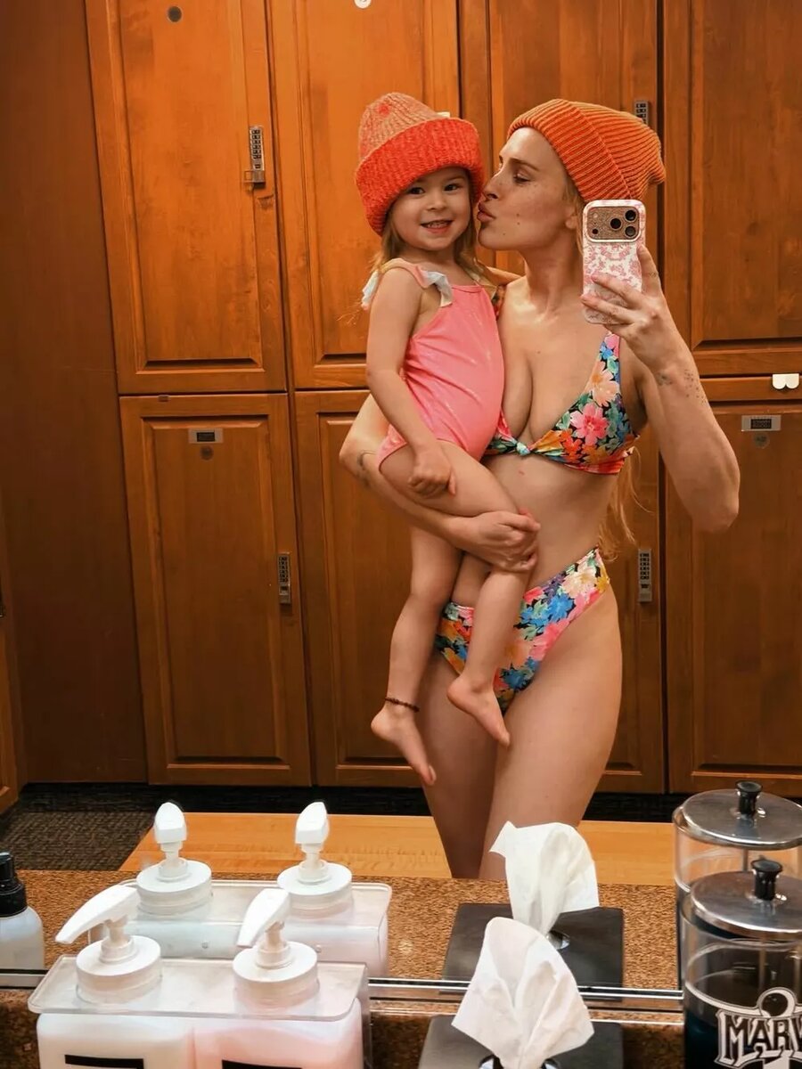 Румер Уиллис с дочкой📷
