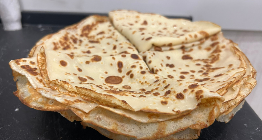 Добавьте ложку этого продукты - и блины будут мягкие, как облачко, с тонкой кислинкой: бабушка точно похвалила бы