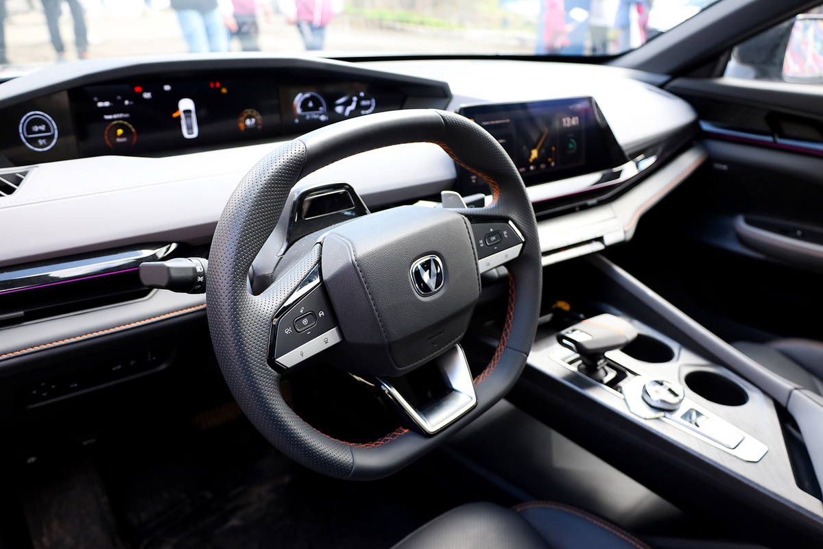 В Петербурге все чаще проверяют историю китайских автомобилей.  Фото: Елена Майорова