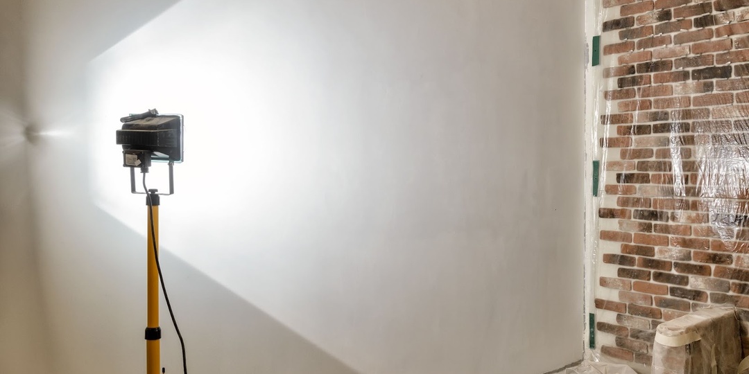 Ровные стены без иллюзий: что и как нужно проверить после штукатурных работ