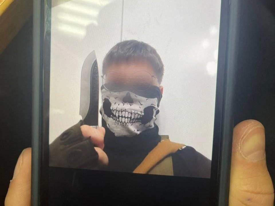 Мальчик пришел в школу в повязке на лице

Источник: источник 116.RU