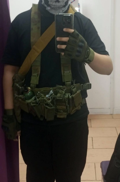 В школу подросток пришел вот в такой экипировке

Источник: источник 116.RU