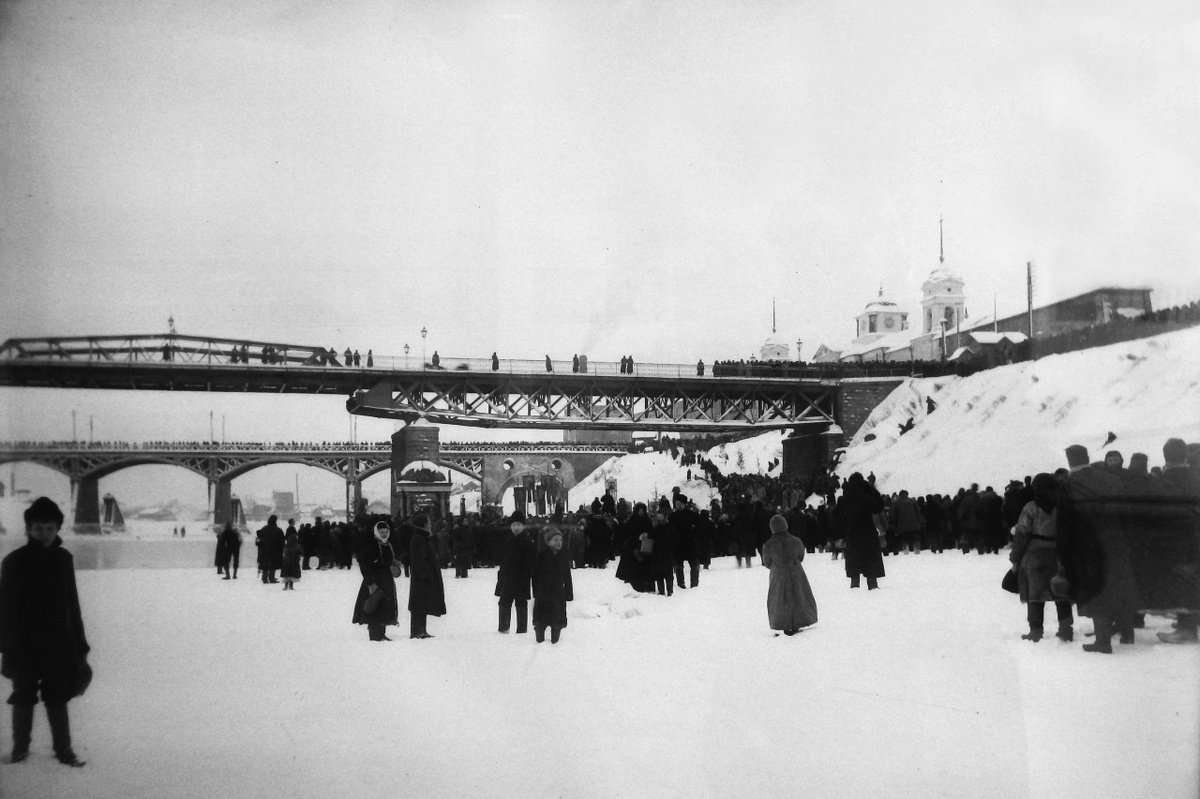 На фото мы видим одно из празднований Богоявления Господня в Смоленске начала XX века.