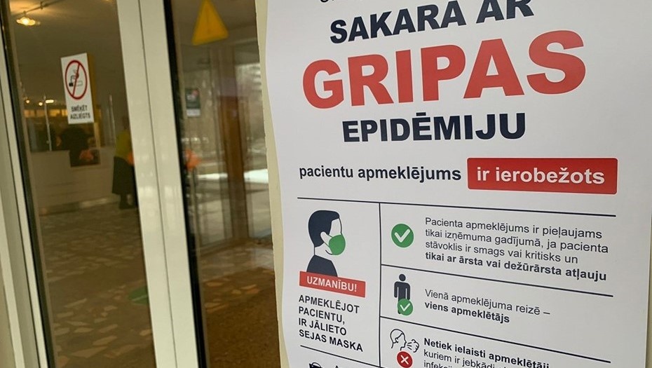    Объявление в одной из больниц Риги, Латвия. Снимок с видео. Автор фото: Латвийское телевидение LTV