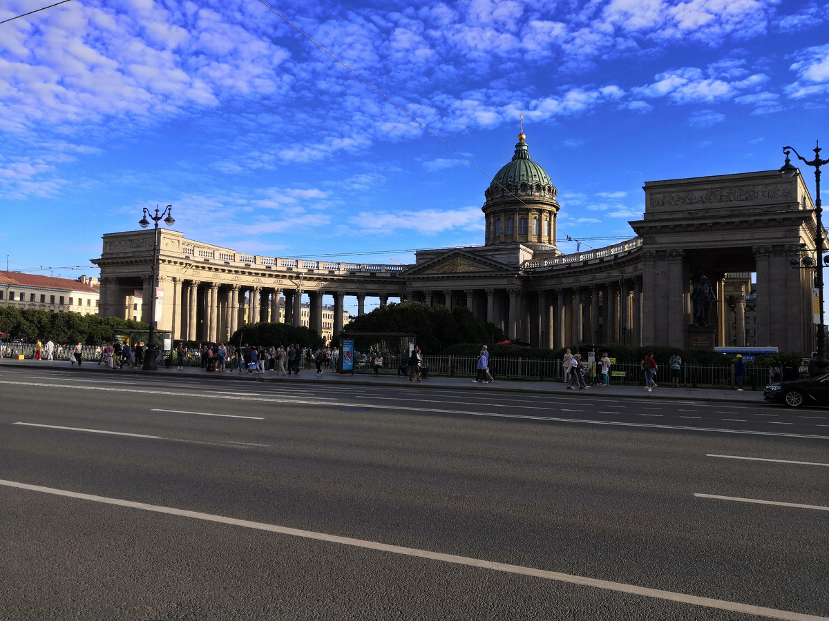 Казанского собора поражает своим великолепием. Полукруглая колоннада, состоящая из 96 колонн придаёт зданию монументальность и одновременно создаёт ощущение лёгкости и открытости.