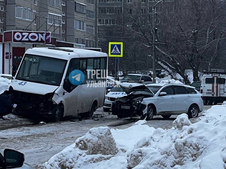    На севере Ульяновска в столкновении автомобилей пострадали три человека. Фото: тг-канал Треш Ульяновск