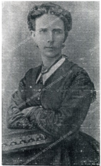 Мать писателя Раиса Александровна  была дочерью войскового дьяка Дубовских из Новочеркасска. 