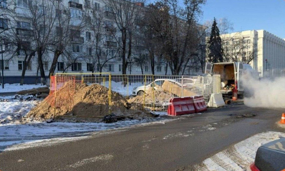    Сегодня в Ленинском районе Самары на улице Ярмарочной, расположенной в непосредственной близости от здания правительства Самарской области обнаружили повреждение на коммуникациях тепловых сетей. Фото: Т Плюс