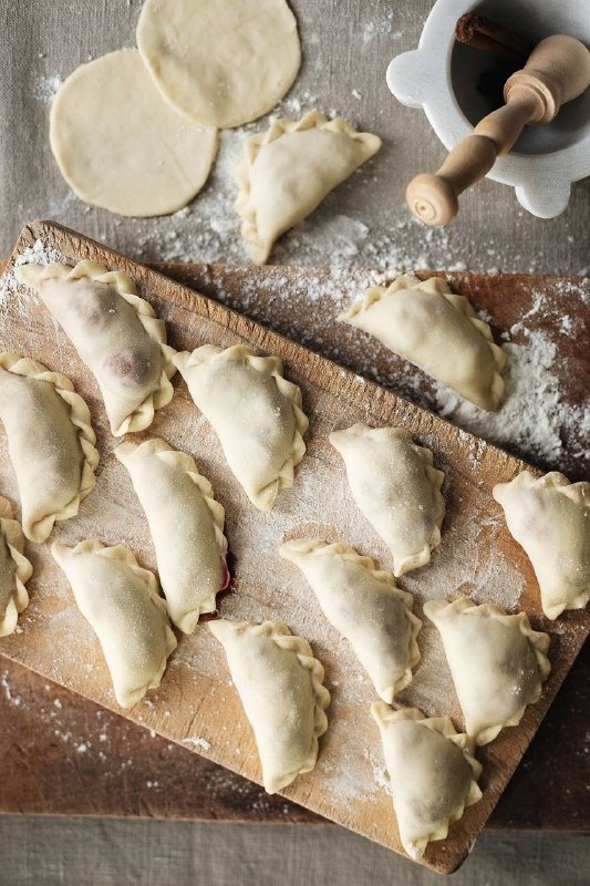 
Ингредиенты:
Кефир-900 г
Яйца-2 шт 🥚
Сода-1 ч. л. (5 г)
Сахар-2 ст. л. (40 г)
Соль-1 ст. л. (20 г)
Мука пшеничная-1,7 кг

Как готовим:
 1️⃣ 
Смешиваем кефир, яйца, соду, сахар и соль.
Хорошо перемешиваем и оставляем на 10 минут.
2️⃣ 
Постепенно добавляем муку и замешиваем плотное, но мягкое тесто.
3️⃣
Накрываем пленкой и даём тесту отдохнуть 30 минут 
4️⃣ 
Раскатываем тесто и лепим вареники 🥟

👨‍🍳 Рекомендации от шефа:
• Вареники можно готовить на пару(~10мин) 
• Замороженные вареники варить 7–8 минут после закипания.
• Незамороженные -5 минут после закипания.
• Тесто спокойно хранится в холодильнике до следующего дня.
• Начинку рассчитывайте в пропорции 1:1 с тестом.

