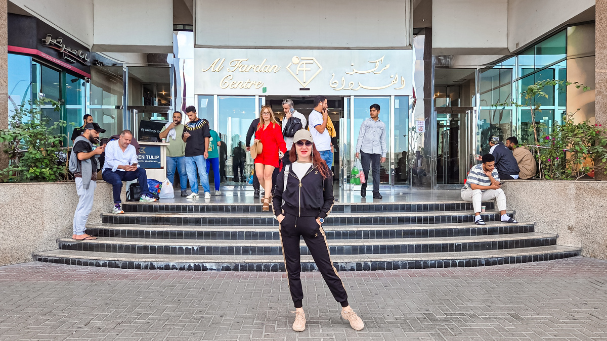 Фото на фоне отеля Golden tulip в Шардже 