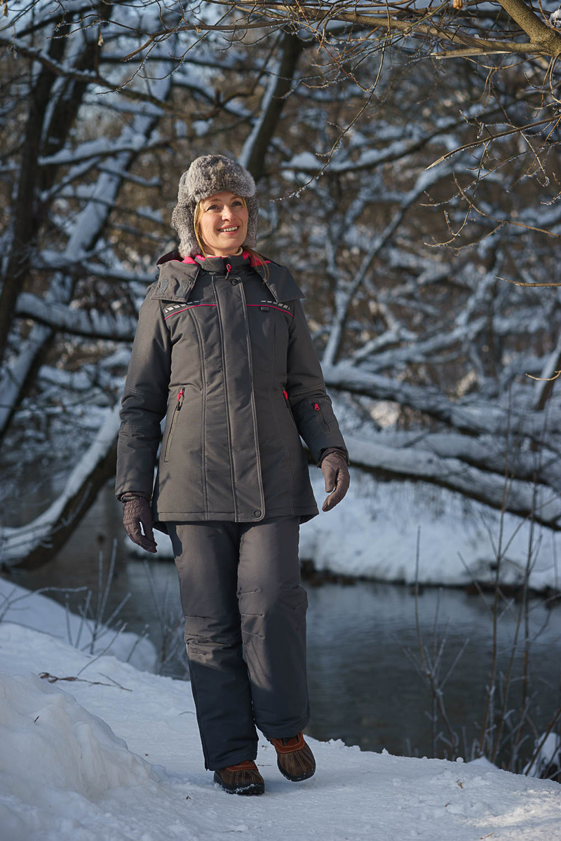 Прогулка в парке зимой — отличный повод для многослойности