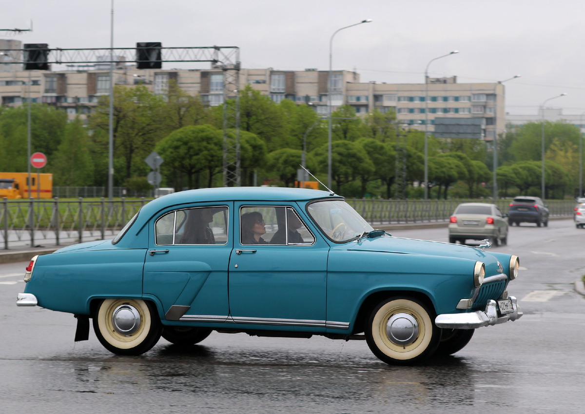 поворот с Мичманской улицы на Морскую набережную