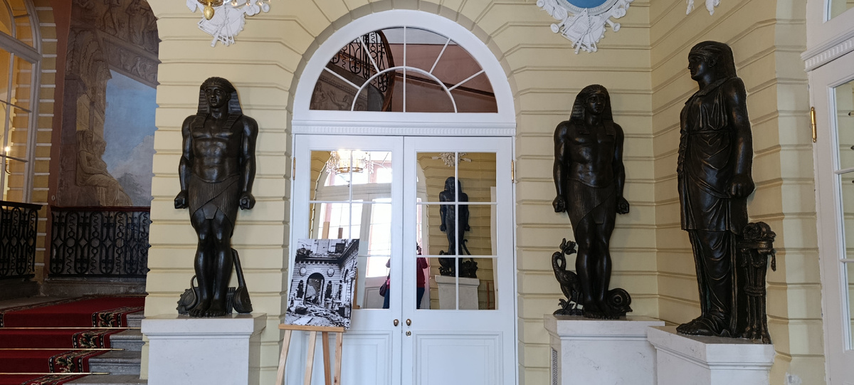 Нижний (Египетский) вестибюль. Переоформлен А. Воронихиным после пожара 1803 года