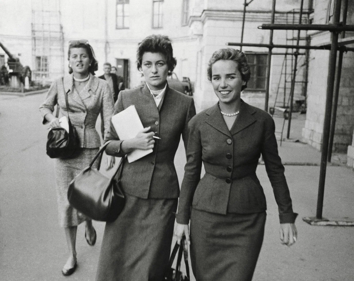 Джин Кеннеди и Этель Кеннеди, жена Роберта Кеннеди, во время визита в СССР. Ленинград, 14.09.1955. 