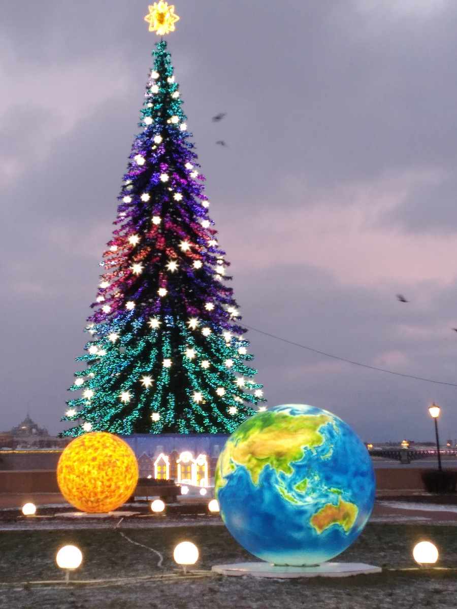 Елка и парад планет на Стрелке Васильевского острова.