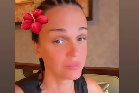 Слава на Бали целует таксистов и клянёт бывшего, "вылечившего рак"