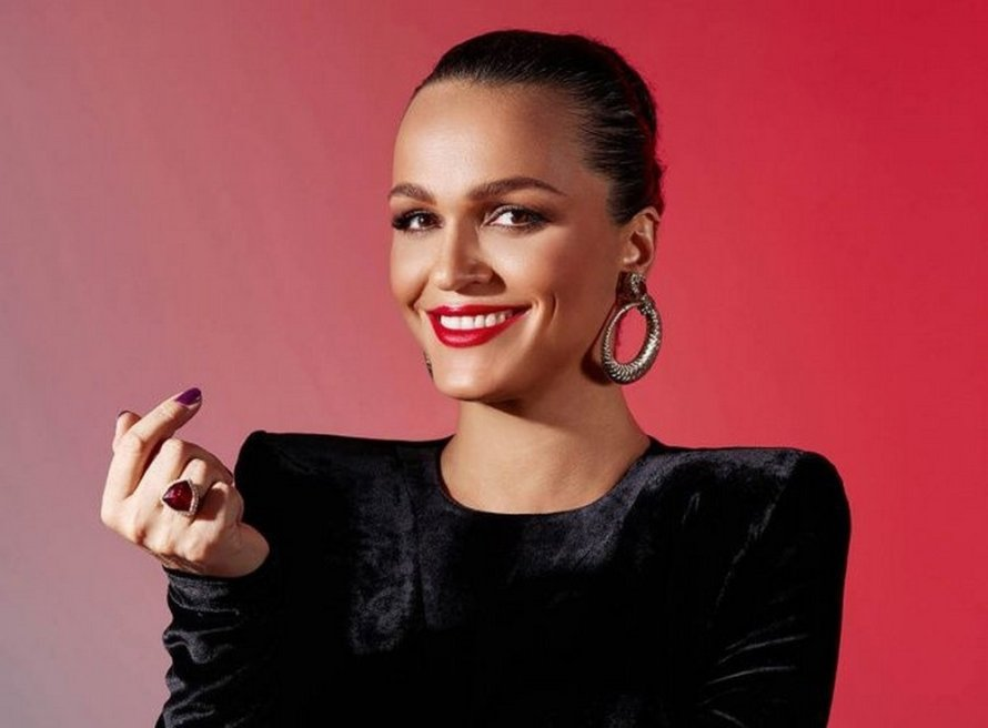 Слава на Бали целует таксистов и клянёт бывшего, "вылечившего рак" >